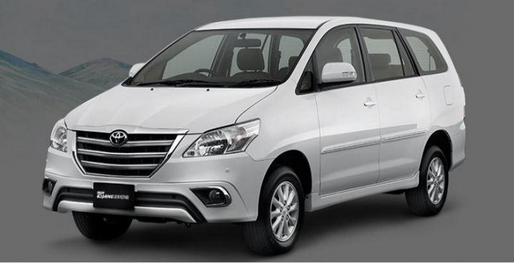 Innova old model 6+1 seater with AC very Clean car and good Driver